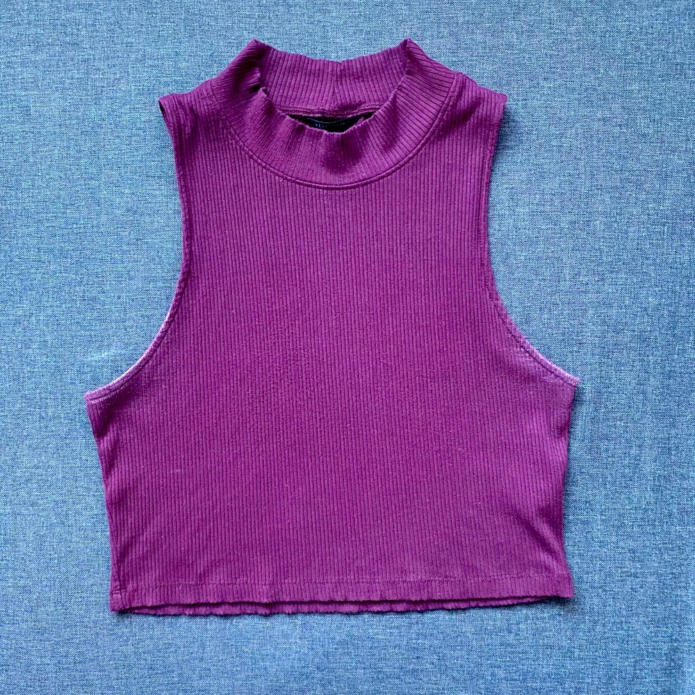 Super cute high neck crop tank perfect for G N O🤍